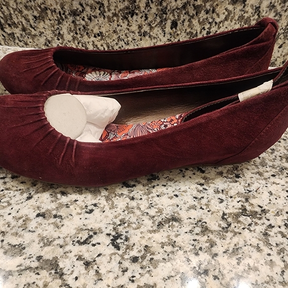 Ballet flat NWOT, burgandy/maroon in color. Size 9 - Picture 4 of 4